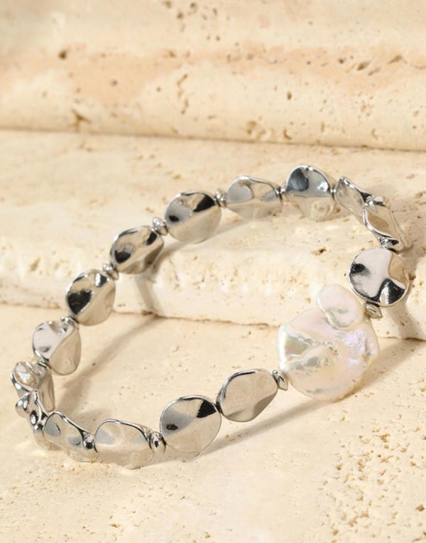 Bracelet pearl detail