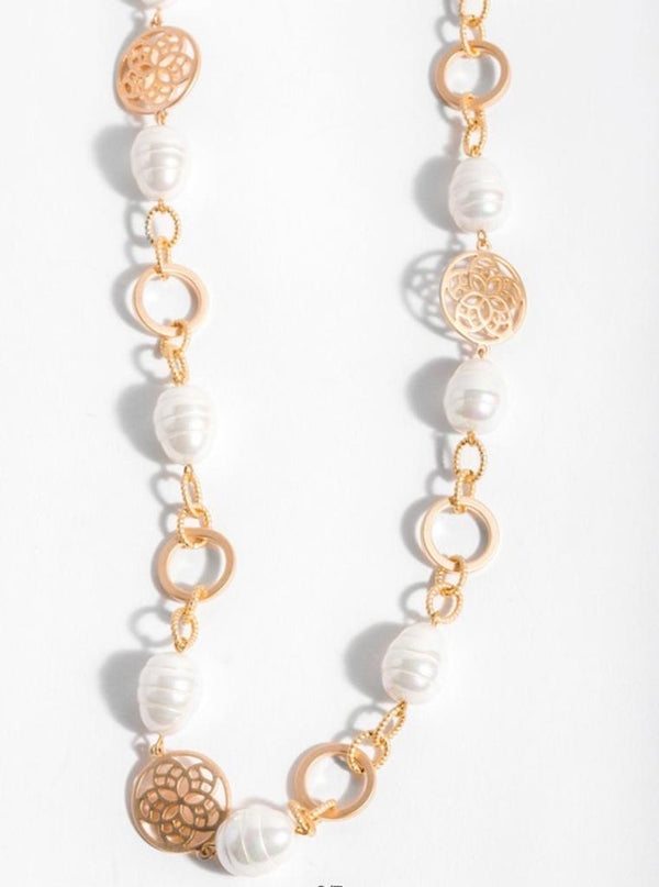 Medallion pearl necklace
